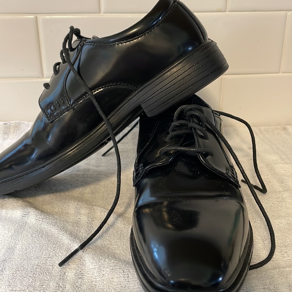 Like new Deer Stags Boys size 4 black dress shoes